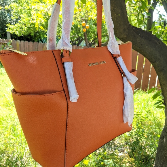 Michael Kors Jet Set Saffiano Tote - Picture 3 of 11